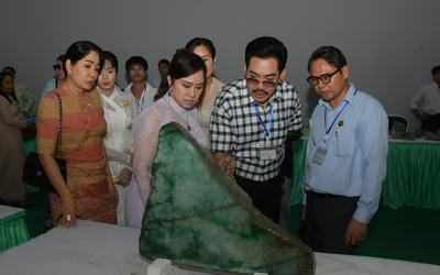 အနုပညာရှင်များ (၆၁) ကြိမ်မြောက် မြန်မာ့ကျောက်မျက်ရတနာပြပွဲသို လာရောက်ကြည့်ရှုအားပေး