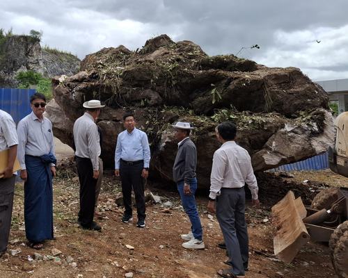 ဒုတိယဝန်ကြီး ဦးခင်လတ်ကြီး သယံဇာတနှင့် သဘာဝပတ်ဝန်းကျင်ထိန်းသိမ်းရေးဝန်ကြီးဌာန၊ သတ္တုတွင်းဦးစီးဌာန၊ ရှမ်းပြည်နယ်ရုံးဝင်းအတွင်း ရုံးအဆောက်အဦ ပြိုကျပျက်စီးမှုဖြစ်စဉ်အား သွားရောက်ကြည့်ရှု
