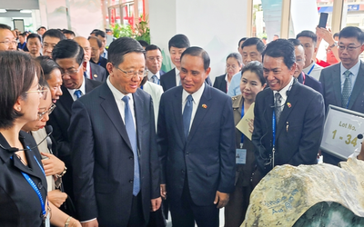 ပြည်ထောင်စုဝန်ကြီး ဦးဆန်းဦး တရုတ်ပြည်သူ့သမ္မတနိုင်ငံ၊ ရွှေလီမြို့၊ ကျယ်ဂေါင်နယ်စပ်ကုန်သွယ်ရေးဇုန်တွင်  မြန်မာ့ကျောက်မျက်ရတနာပြပွဲ တက်ရောက်ဖွင့်လှစ်