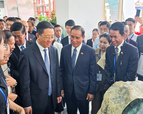 ပြည်ထောင်စုဝန်ကြီး ဦးဆန်းဦး တရုတ်ပြည်သူ့သမ္မတနိုင်ငံ၊ ရွှေလီမြို့၊ ကျယ်ဂေါင်နယ်စပ်ကုန်သွယ်ရေးဇုန်တွင်  မြန်မာ့ကျောက်မျက်ရတနာပြပွဲ တက်ရောက်ဖွင့်လှစ်
