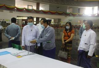 သယံဇာတနှင့် သဘာဝပတ်ဝန်းကျင် ထိန်းသိမ်းရေးဝန်ကြီးဌာန ပြည်ထောင်စုဝန်ကြီး ဦးခင်မောင်ရီ ၂၀၂၁ ခုနှစ်၊ ပုလဲအတွဲများနှင့် ကျောက်မျက်၊ ကျောက်စိမ်း မြန်မာကျပ်ငွေဖြင့်ရောင်းချပွဲအတွက် ခင်းကျင်းပြသထားမှုများကို ကြည့်ရှုစစ်ဆေး