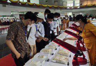 (၅၇)ကြိမ်မြောက် မြန်မာ့ကျောက်မျက်ရတနာပြပွဲ တတိယနေ့ဆက်လက်ကျင်းပ ယနေ့တွင် ပုလဲအတွဲ ၁၁၀ ရောင်းချရပြီး တင်ပြသည့်ပုလဲအတွဲအားလုံးရောင်းချရ