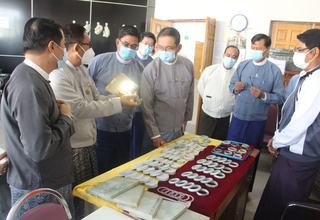 သယံဇာတနှင့် သဘာဝ ပတ်ဝန်းကျင် ထိန်းသိမ်းရေး ဝန်ကြီးဌာန၊ ပြည်ထောင်စုဝန်ကြီး ဦးခင်မောင်ရီသည်နေပြည်တော် ပြည်ထောင်စုနယ်မြေ၊ ဒက္ခိဏသီရိ မြို့နယ်ရှိ မြန်မာ့ကျောက်မျက်ရတနာသင်တန်းကျောင်းကိုရောက်ရှိ ကြည့်ရှုစစ်ဆေး